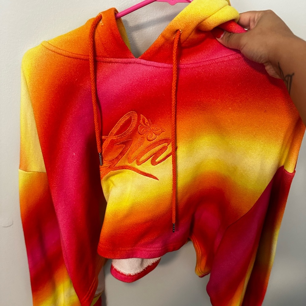 IAMGIA SWEATER SIZE LARGE